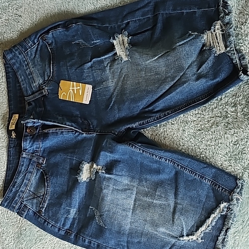 Suzanne Betro Distressed jeans